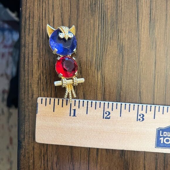 Elegant Owl Brooch with Blue and Red Gems. Vintage gold tone. - Picture 4 of 5